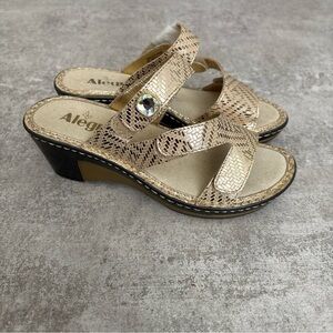 ALEGRIA‎ Women's “Loti” Wedge Slip on Sandal, Adjustable straps Us size 6-6,5